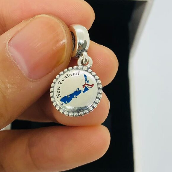 ✨🔥Pandora New Zealand Map Exclusive Dangle charm - Picture 1 of 4